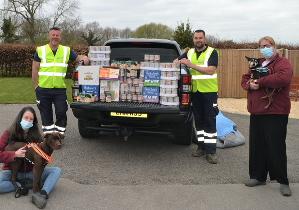 Local grab hire company donates 1000 meals to local dog charities